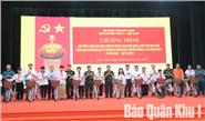 Tặng xe đạp cho học sinh có hoàn cảnh khó khăn, vượt khó học giỏi